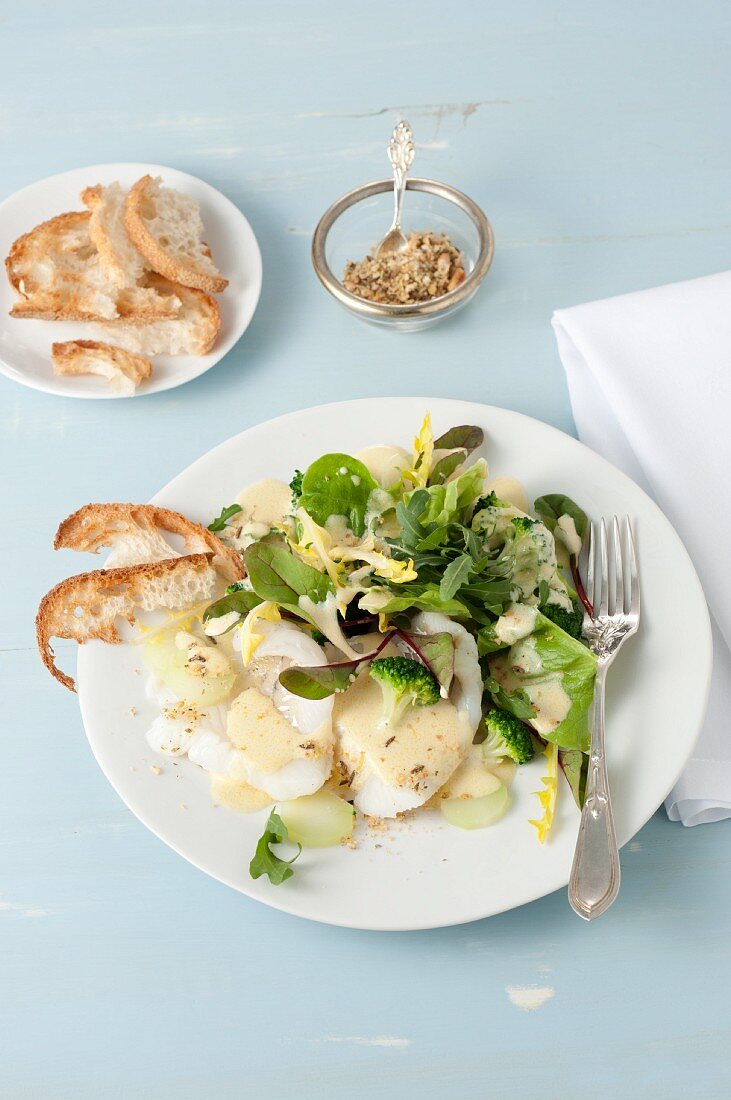 Zander mit Salat und Brokkoli