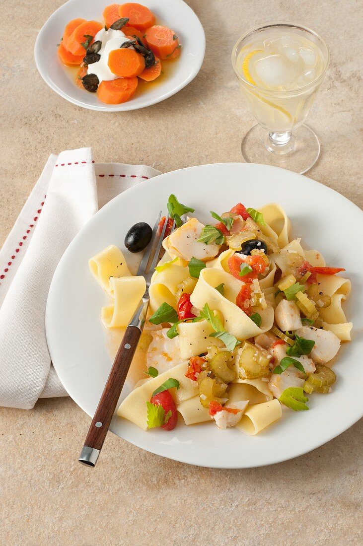 Pappardelle mit Kabeljau, Tomaten und Oliven