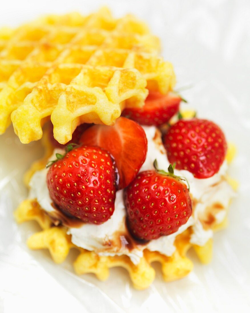 Waffeln mit Erdbeeren und Sahne (Nahaufnahme)