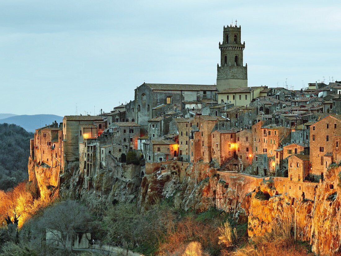 Blick auf Pitigliano bei Grosseto und Kathedrale Santi Pietro e Paolo, Toskana, Italien