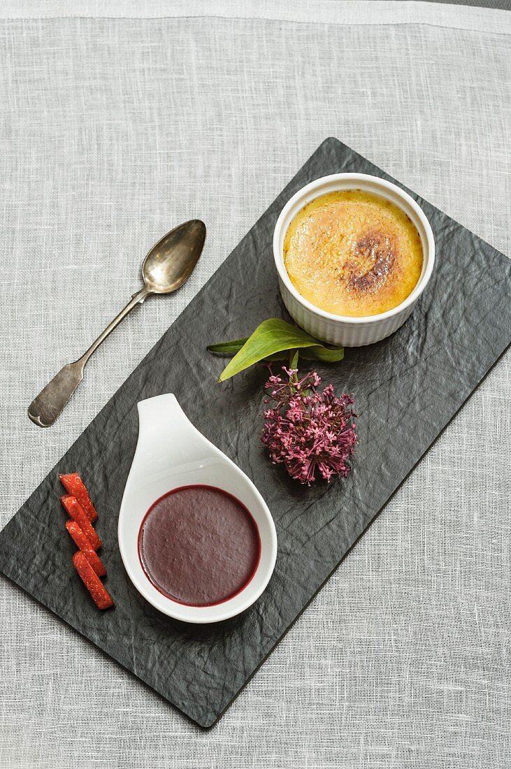 Lavendel-Crème-Brûlée an Waldbeeren-Coulis