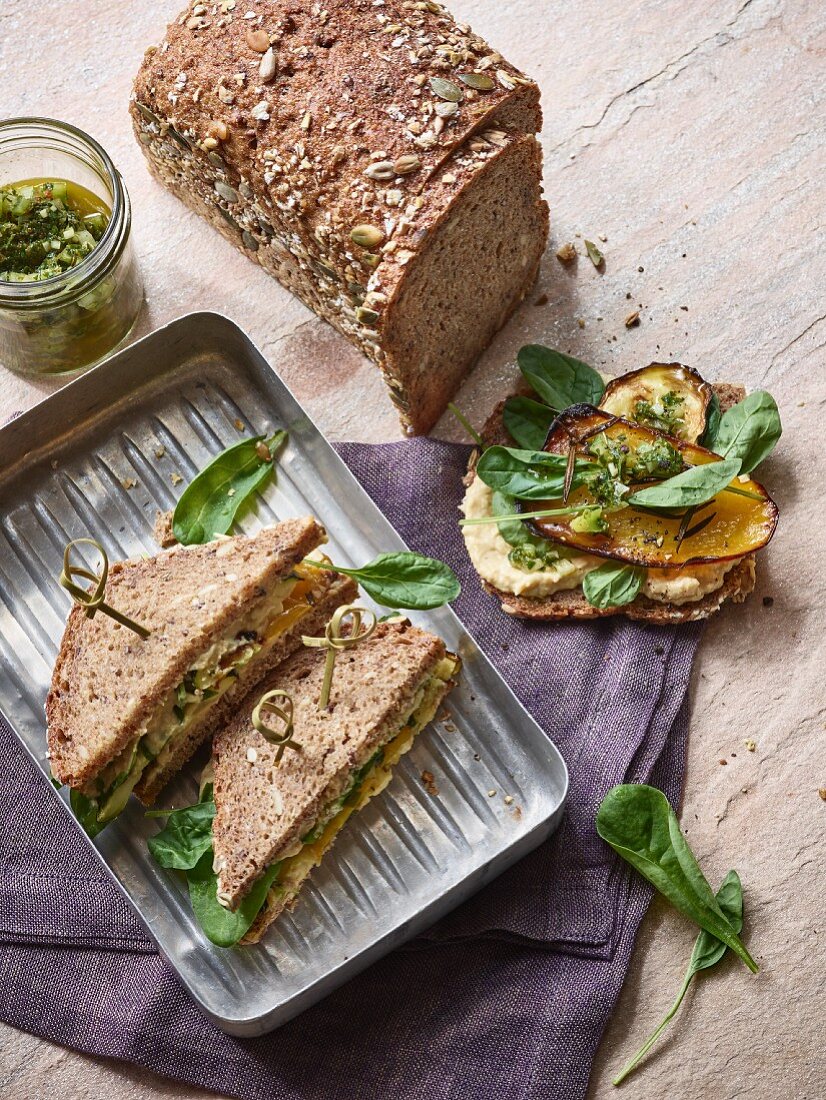 Sandwich mit Hummus und Rosmaringemüse