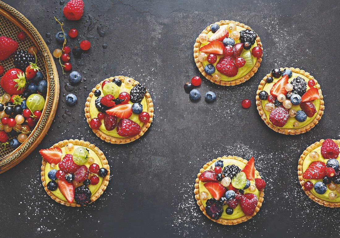 Tartelettes mit Pistazien-Rosmarin-Creme und marinierten Sommerbeeren