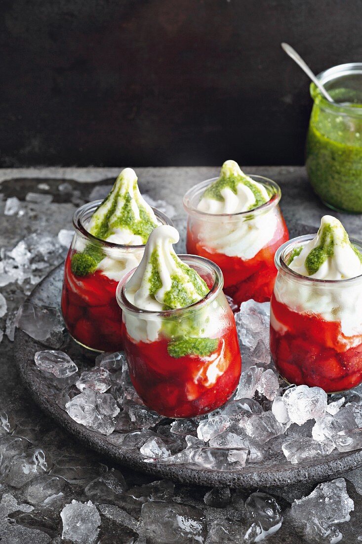 Frozen Yogurt mit Erdbeer-Pfeffer-Kompott und süßem Basilikum-Pesto