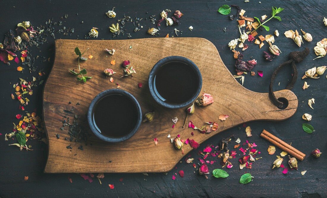 Chinesischer schwarzer Tee in Teeschalen auf Holzbrett
