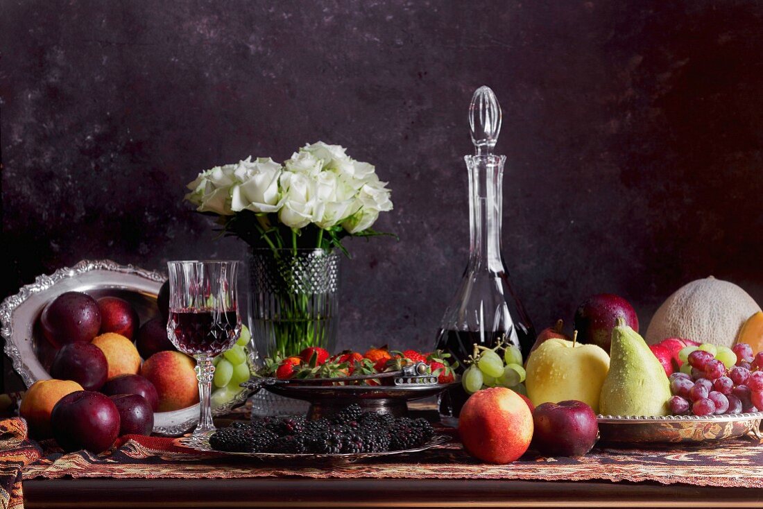 Stillleben im Stil eines alten Gemäldes mit Obst und Gemüse auf Holztisch