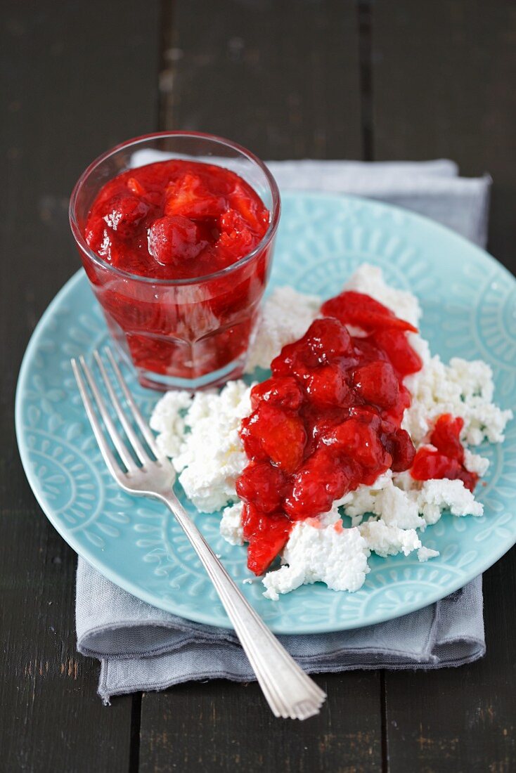 Erdbeermarmelade mit Orangen und Limetten auf Quark