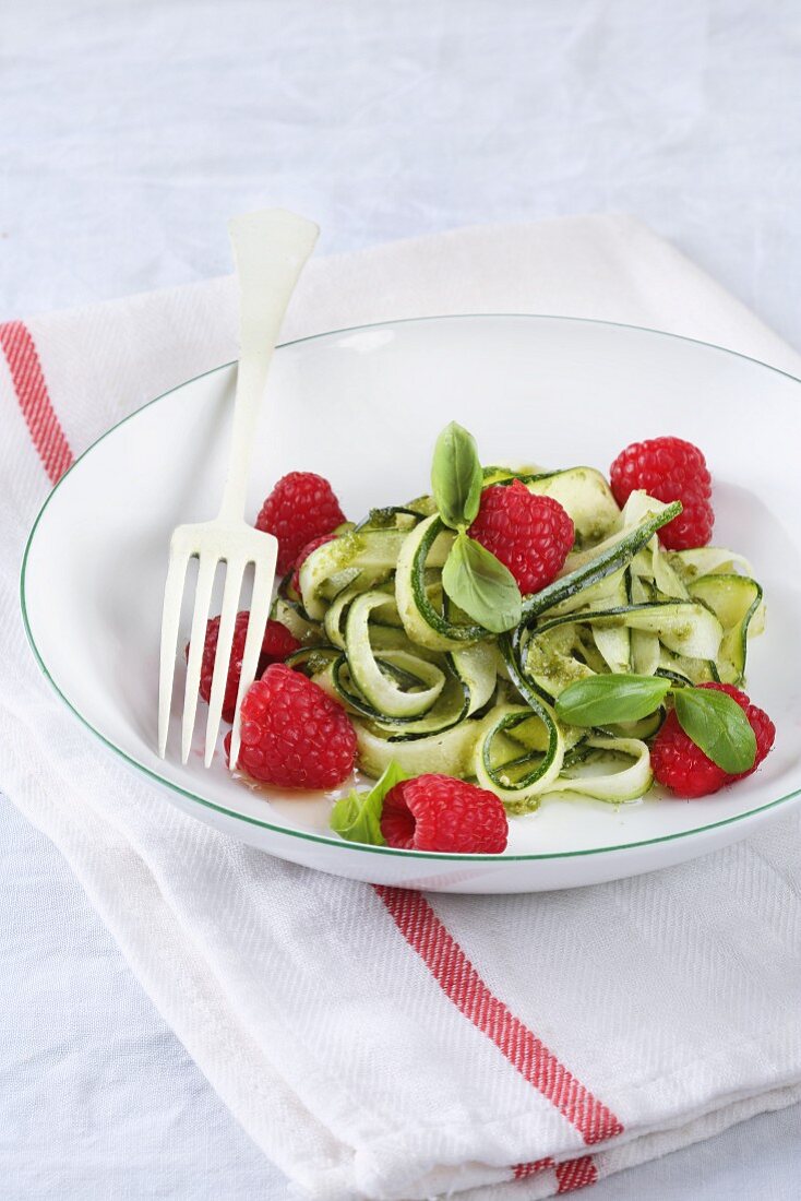 Courgette noodles with raspberries and pesto