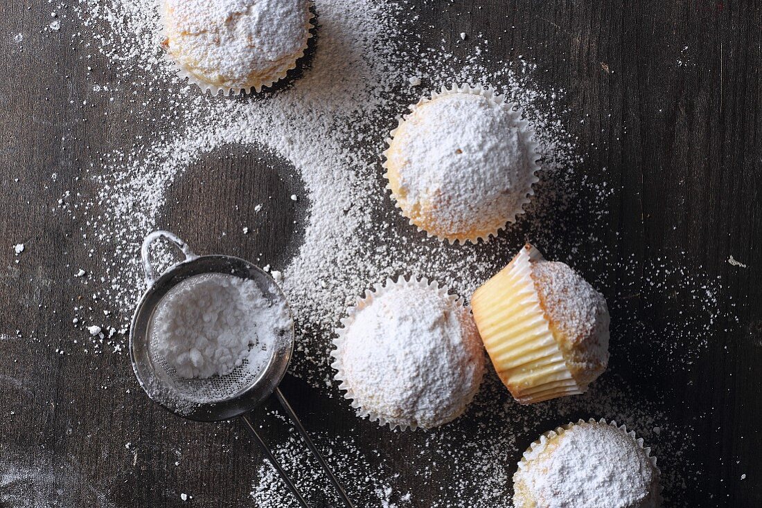 Vanillemuffins mit Puderzucker