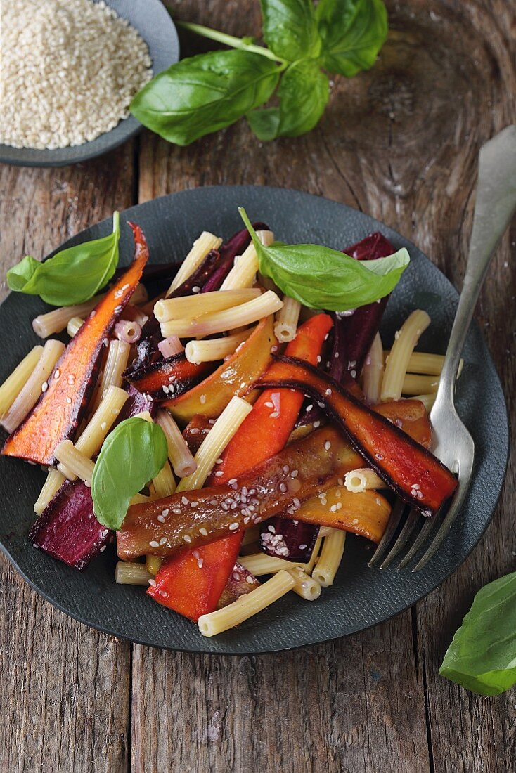 Salat mit gebackenen Karotten, Nudeln, Honig und Sesam