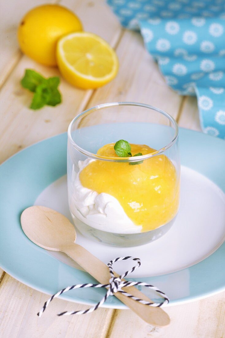 Joghurtcreme mit Lemon Curd