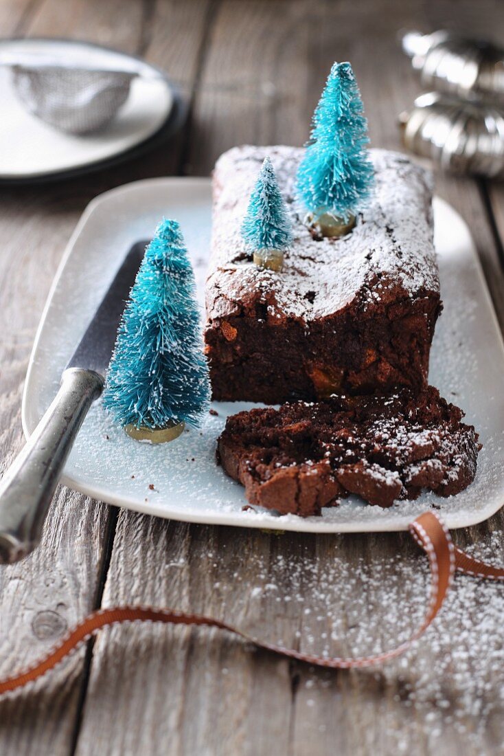 Weihnachtlicher glutenfreier Schokoladenkuchen ohne Mehl