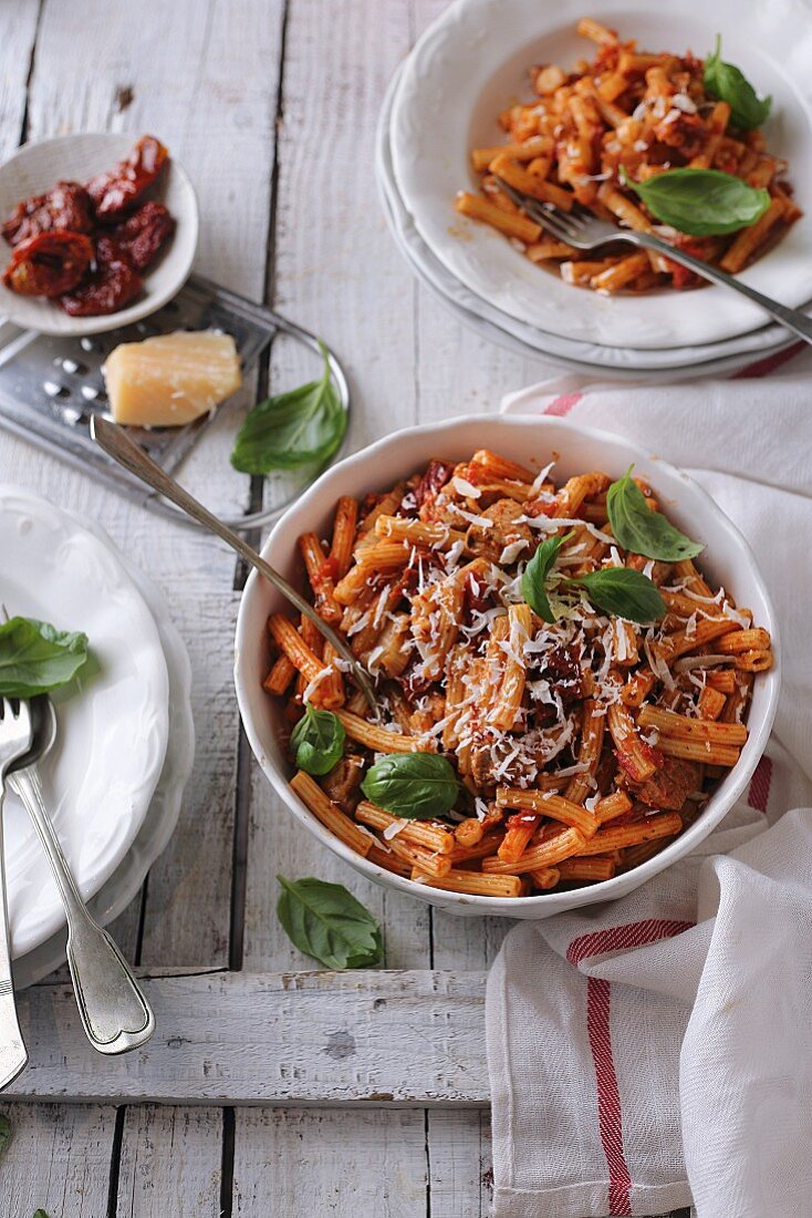 Pasta mit Tomaten, Basilikum und Parmesan