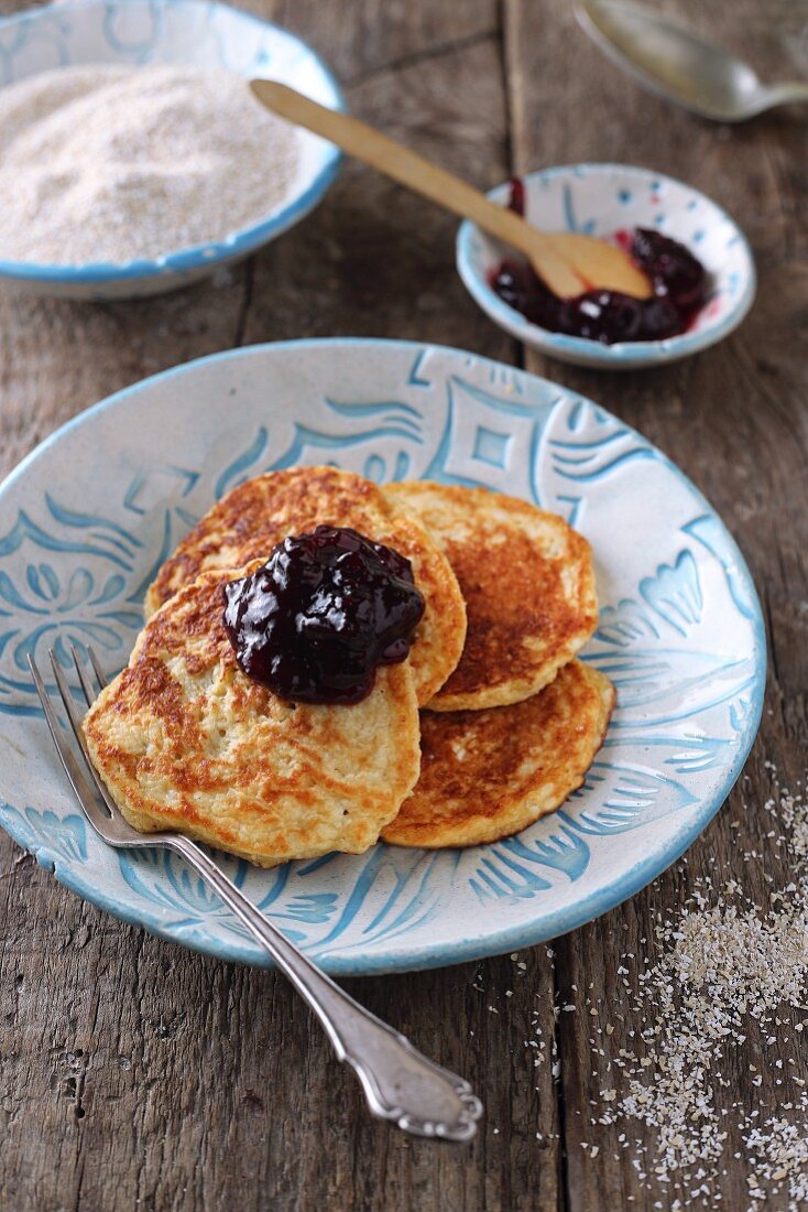Gluten-free oat pancakes with quark, pears and jam