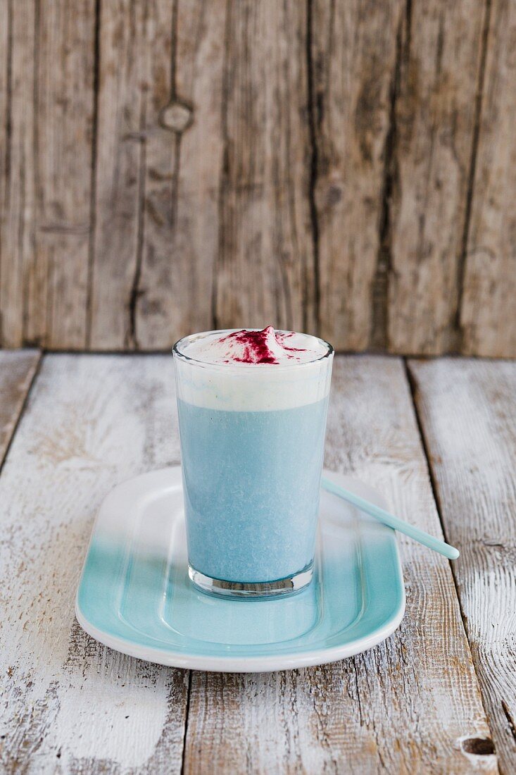 Smurf-Latte im Glas