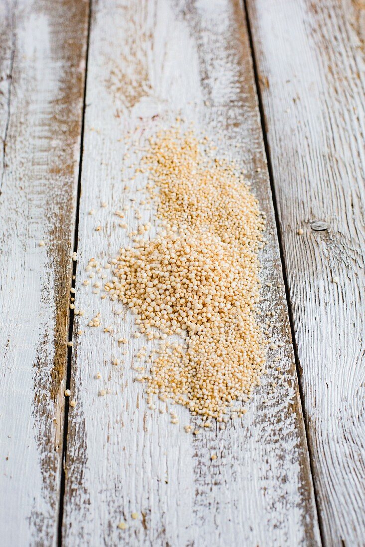 Gepopptes Amarant und gepopptes Quinoa auf Holzuntergund