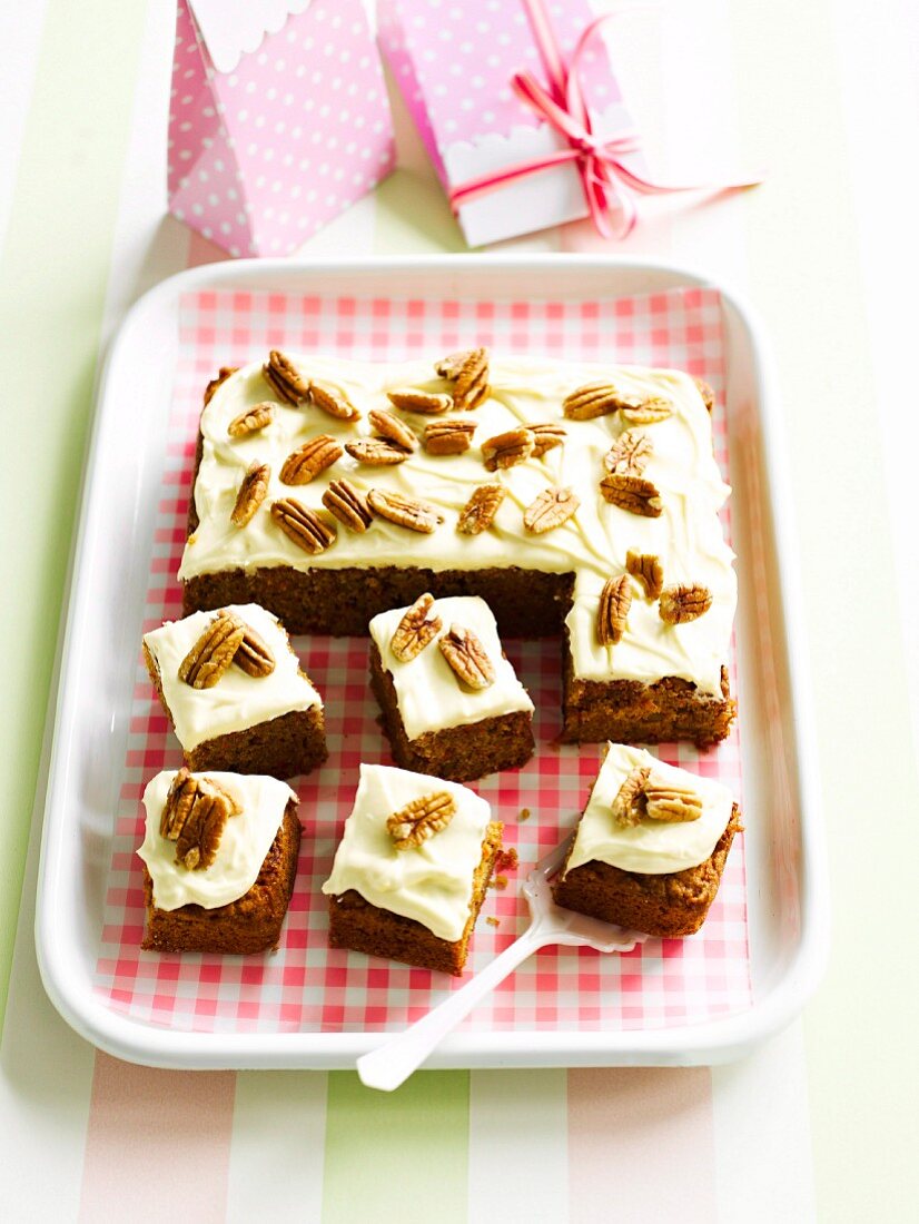 Karottenkuchen vom Blech mit Frischkäsecreme und Pecannüssen