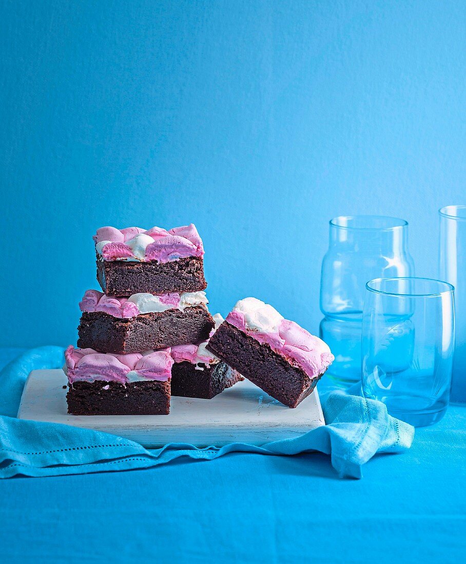 Marshmallow-Brownies vor blauem Hintergrund