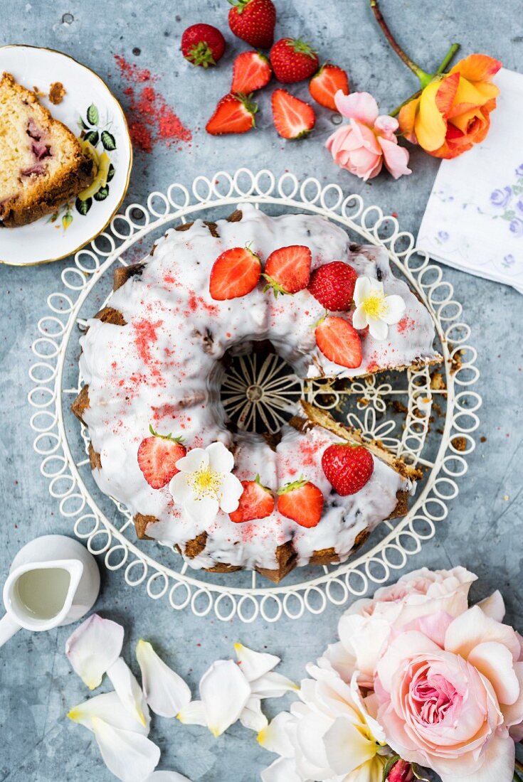 Bundt Cake mit Erdbeeren und Zitronenglasur