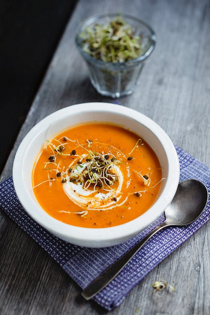 Süsskartoffelsuppe mit Sprossen