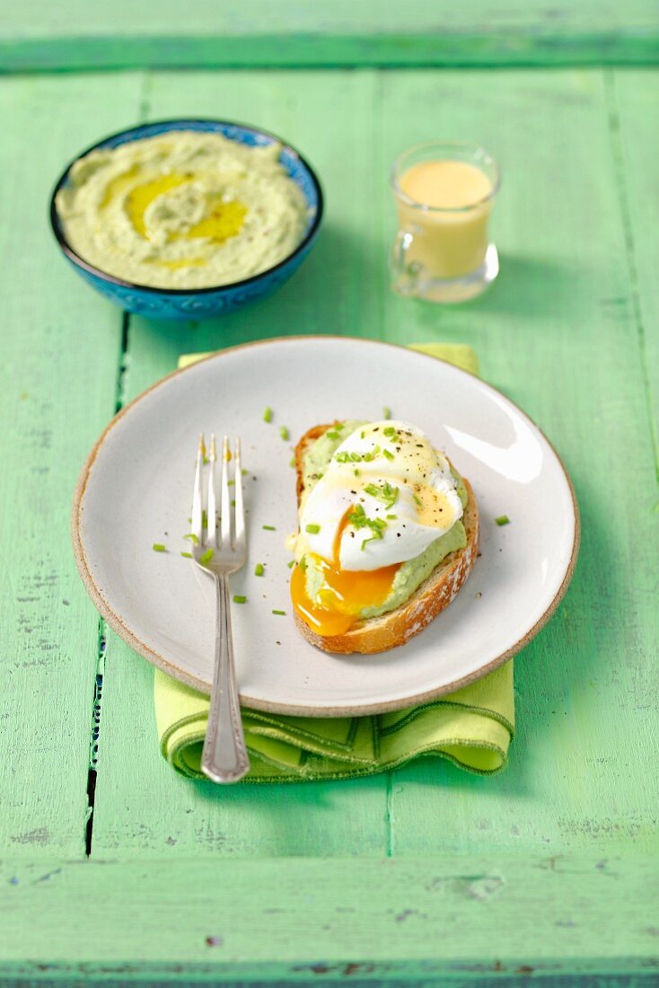 Getoastete Brotscheibe mit Saubohnencreme und pochiertem Ei