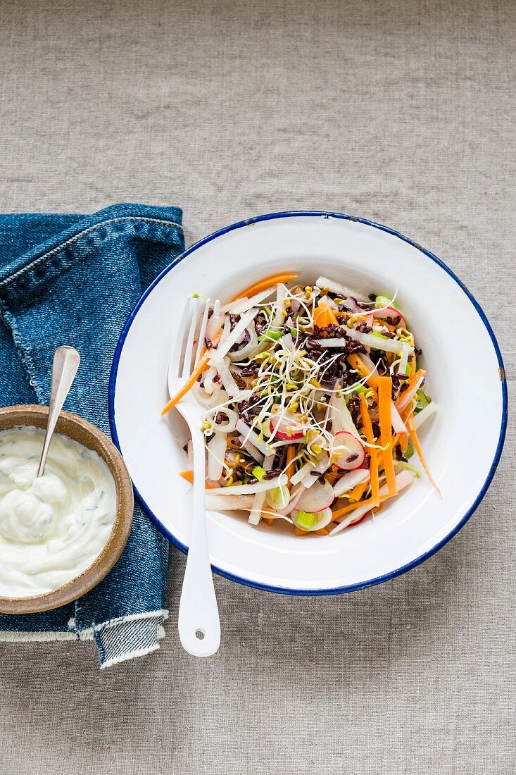 Schwarzer Reissalat mit Karotten