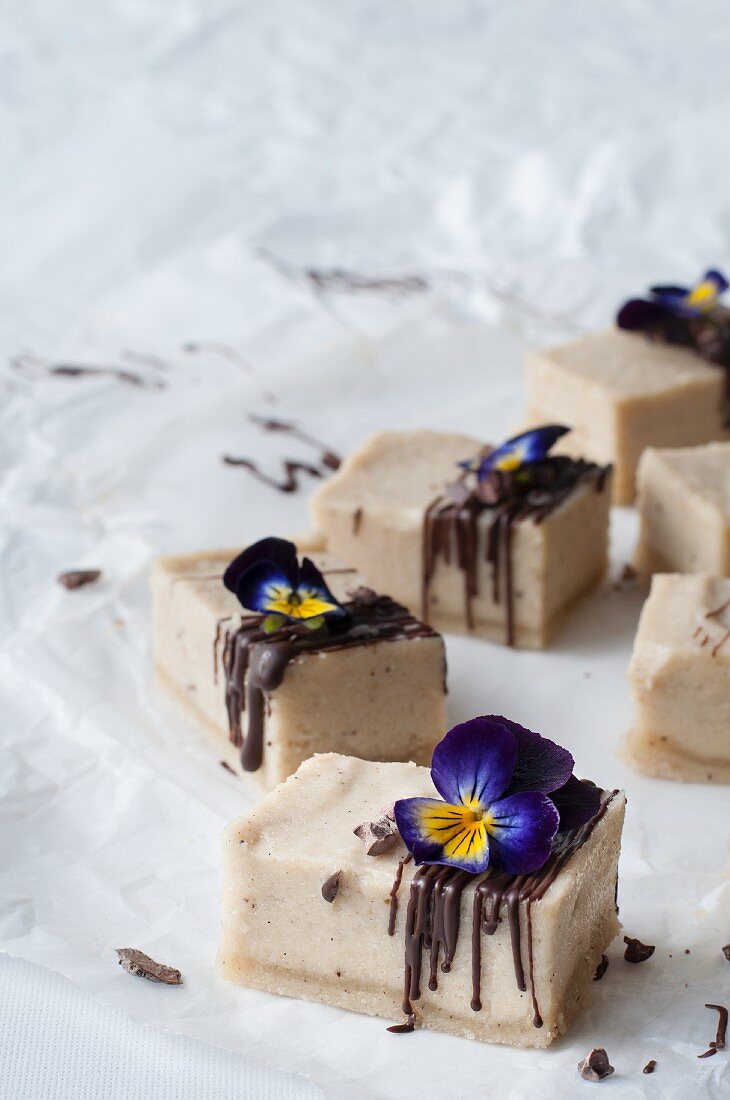Raw vanilla slices with chocolate and horned violets