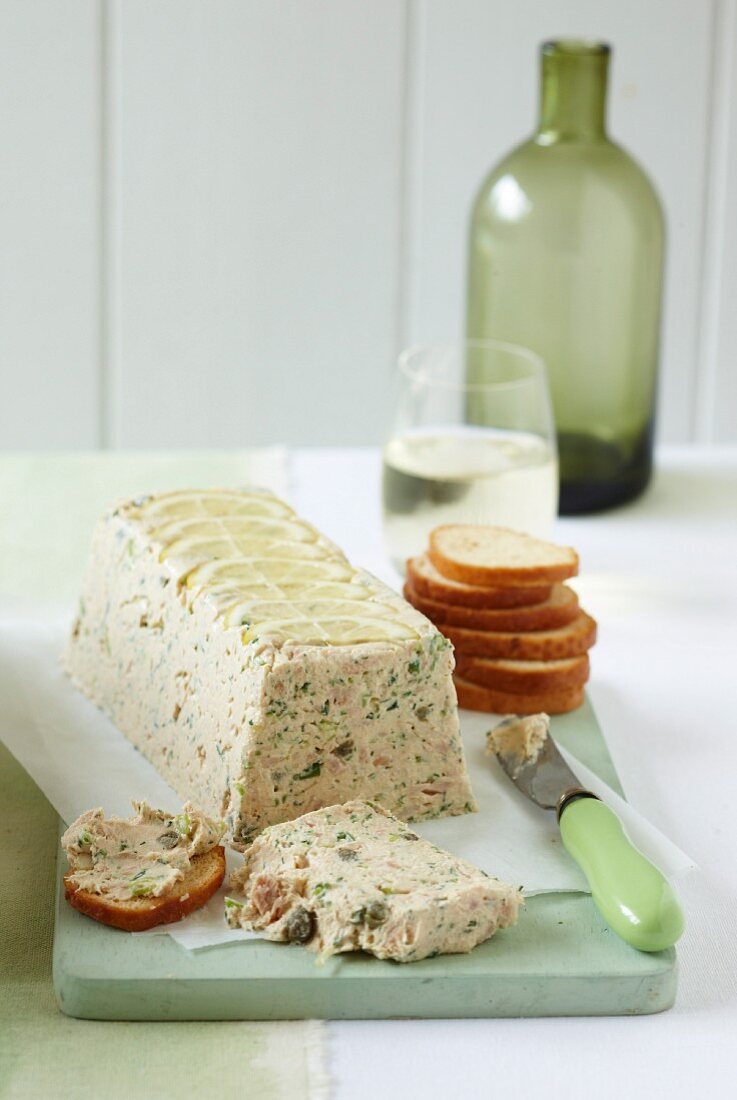 Thunfisch-Frischkäseterrine mit Kapern und Frühlingszwiebeln