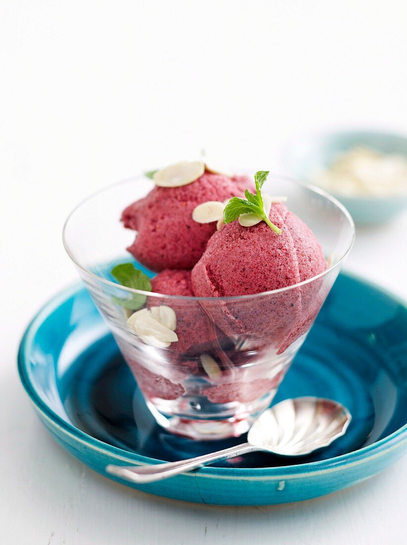 Beerensorbet garniert mit Minze und Mandelblättchen