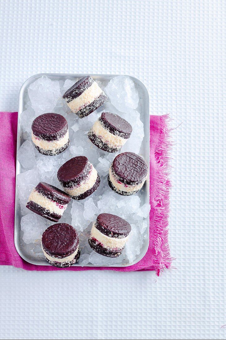 Sandwich-Cookies mit Schoko-Marshmallow-Keksen und Eisfüllung