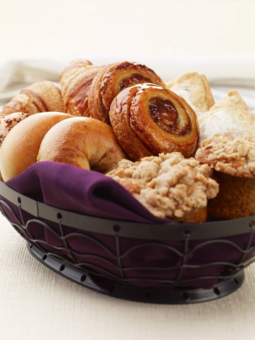 Frühstückskorb mit Bagels, Brötchen, Muffins und Gebäck