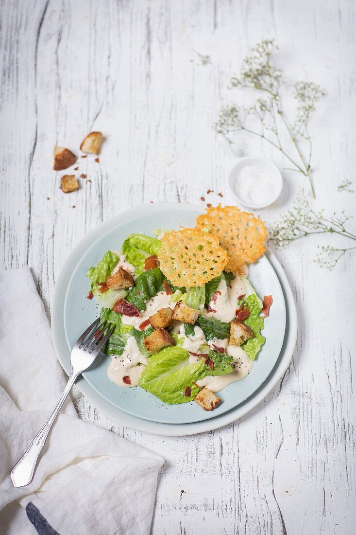Caesar Salad mit Parma-Schinken und Parmesanhippen