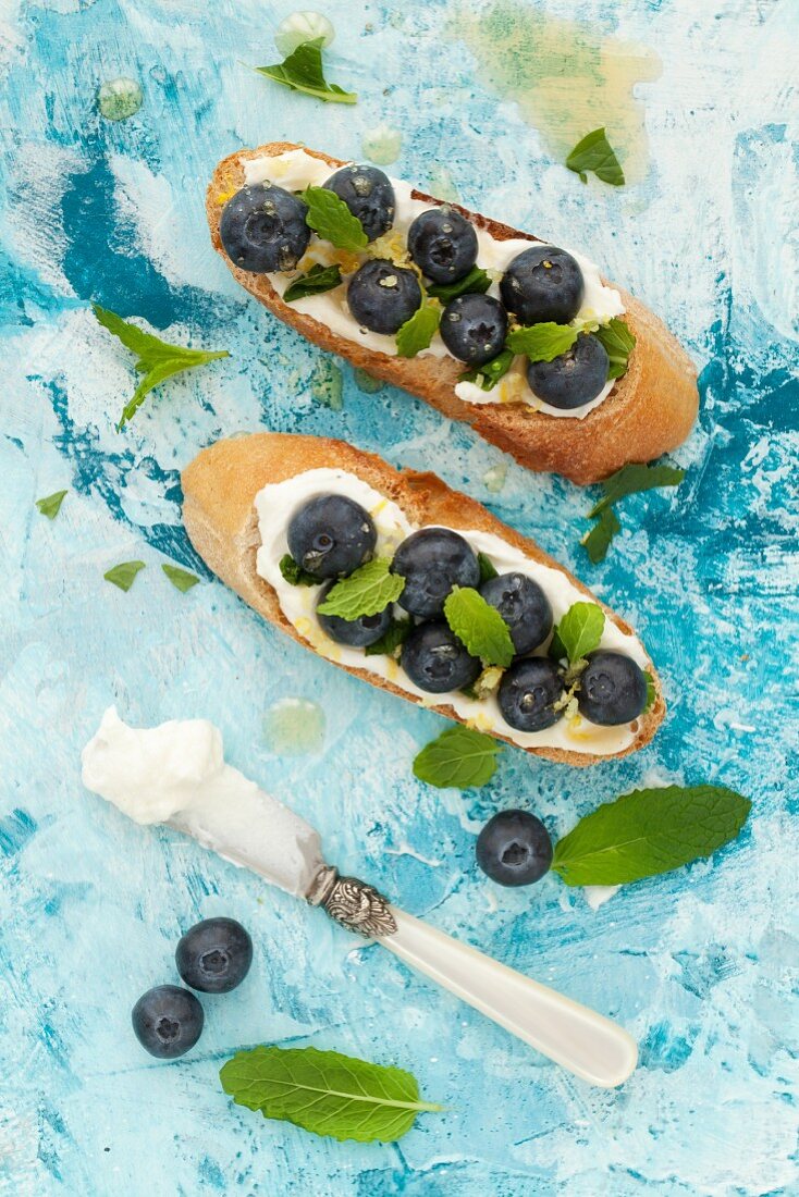 Crostini mit Mascarpone, Heidelbeeren, Zitronenschale und Minze