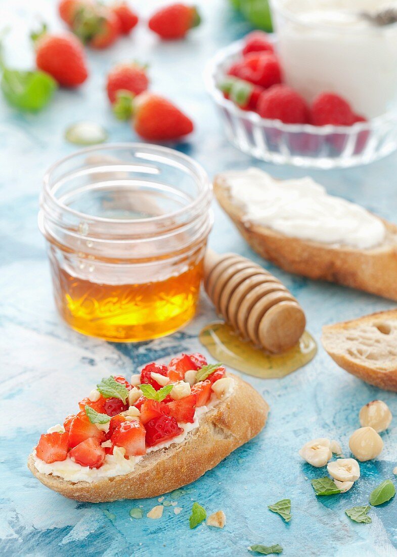 Toast mit Mascarpone, Erdbeeren Minze, Haselnüssen und Honig