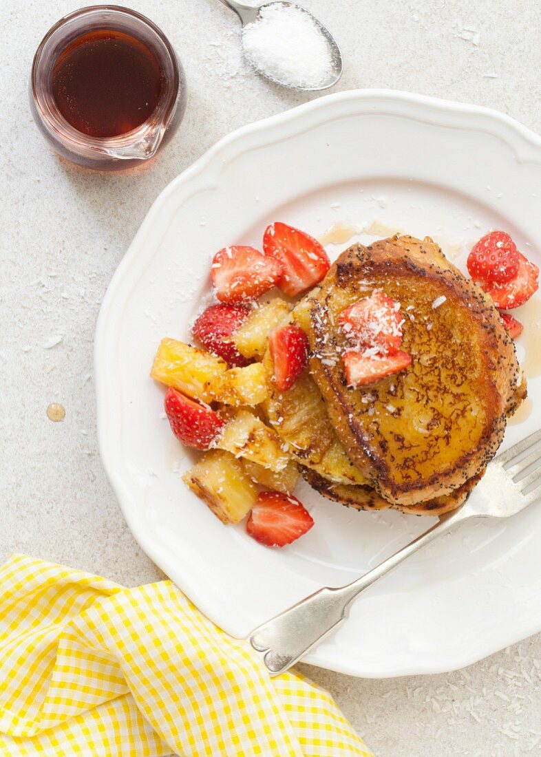 Veganer French Toast mit gegrillter Ananas, Erdbeeren, Kokosraspeln und Ahornsirup