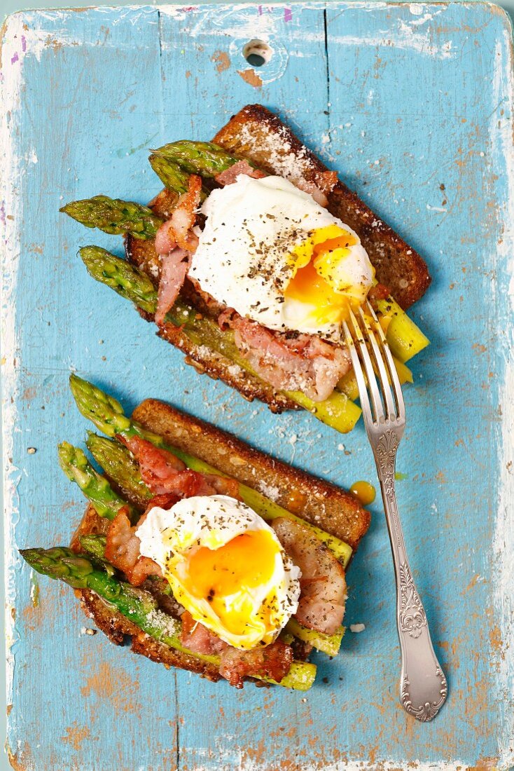 Wholemeal bread with asparagus, bacon and poached egg