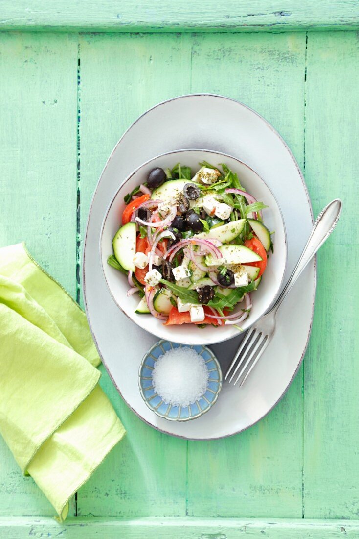 Zucchini-Erdbeer-Salat mit Feta und schwarzen Oliven