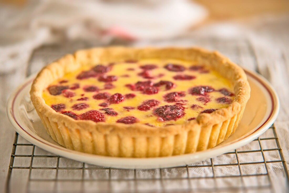 Raspberry tart with vanilla cream