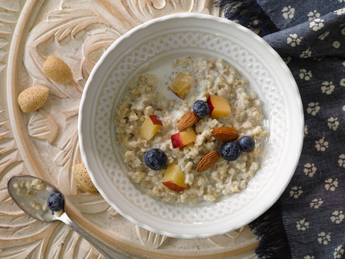 Porridge oats with almonds and fruits