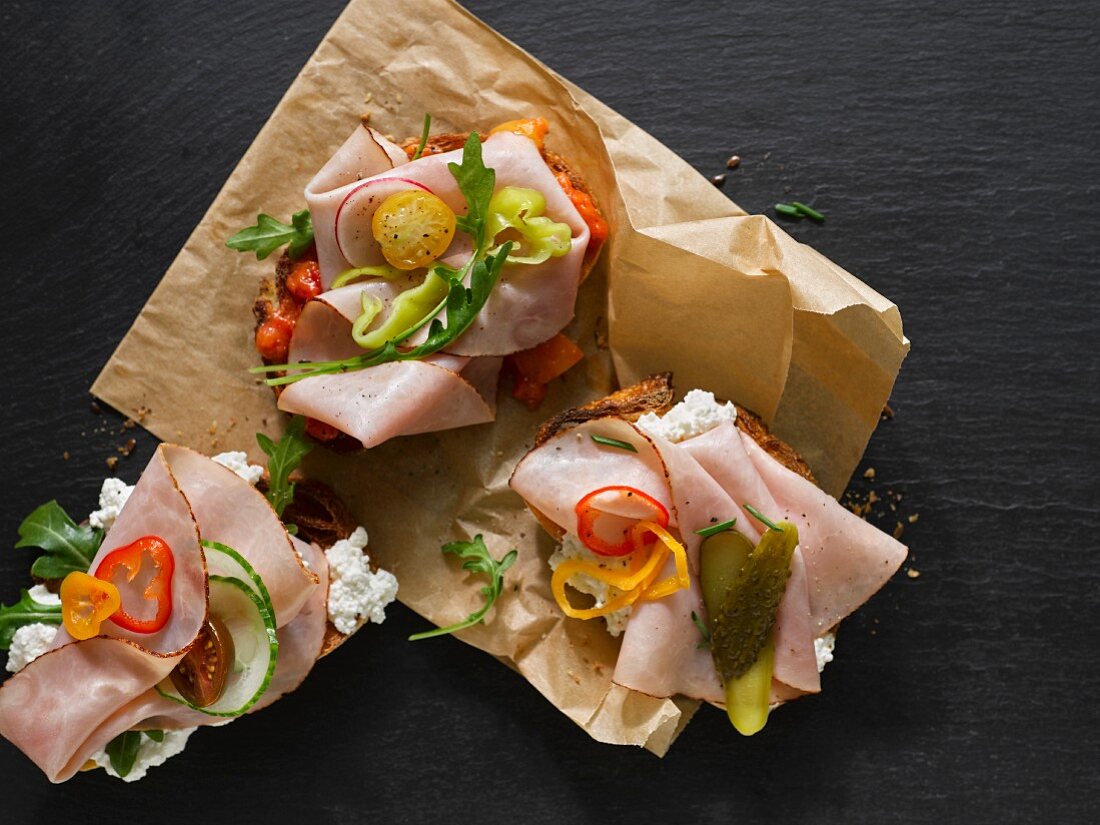 Open sandwiches with ham, Gouda cheese and pepper