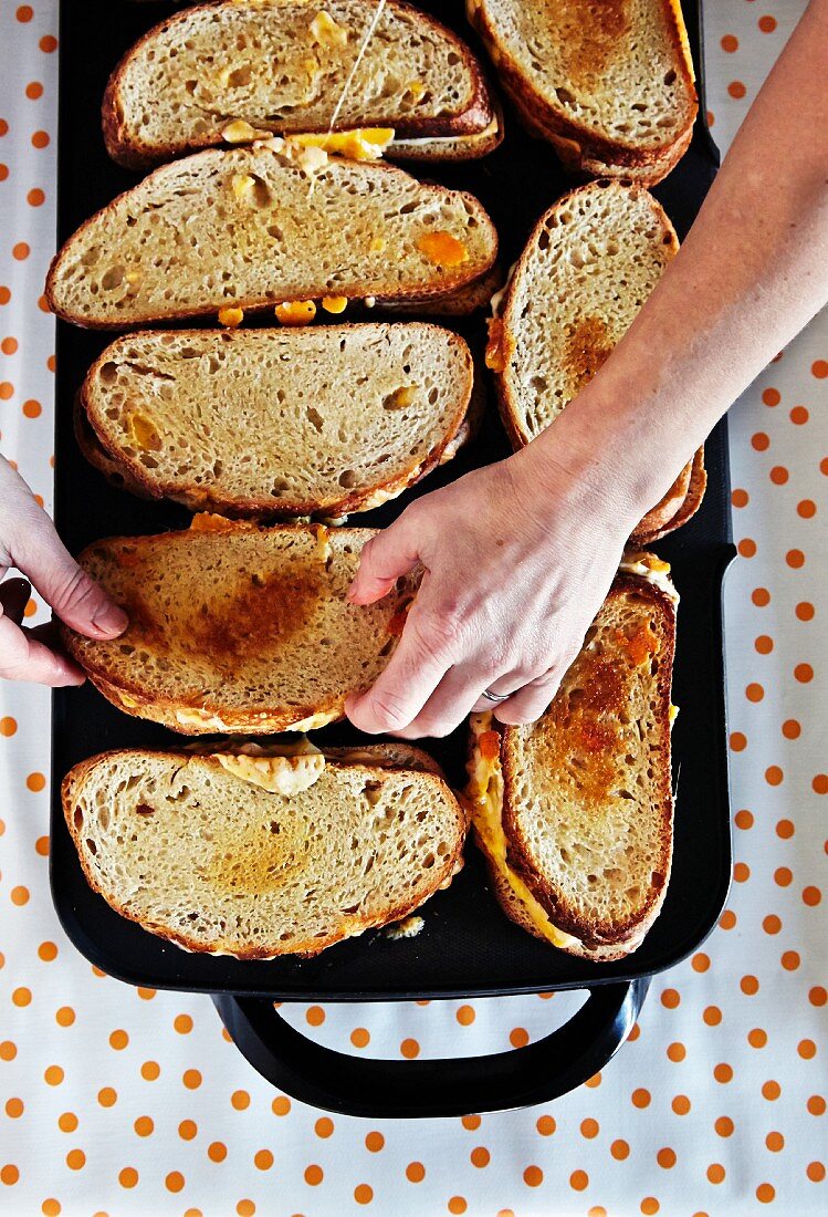 Kuchen aus gegrillten Käsesandwiches zubereiten