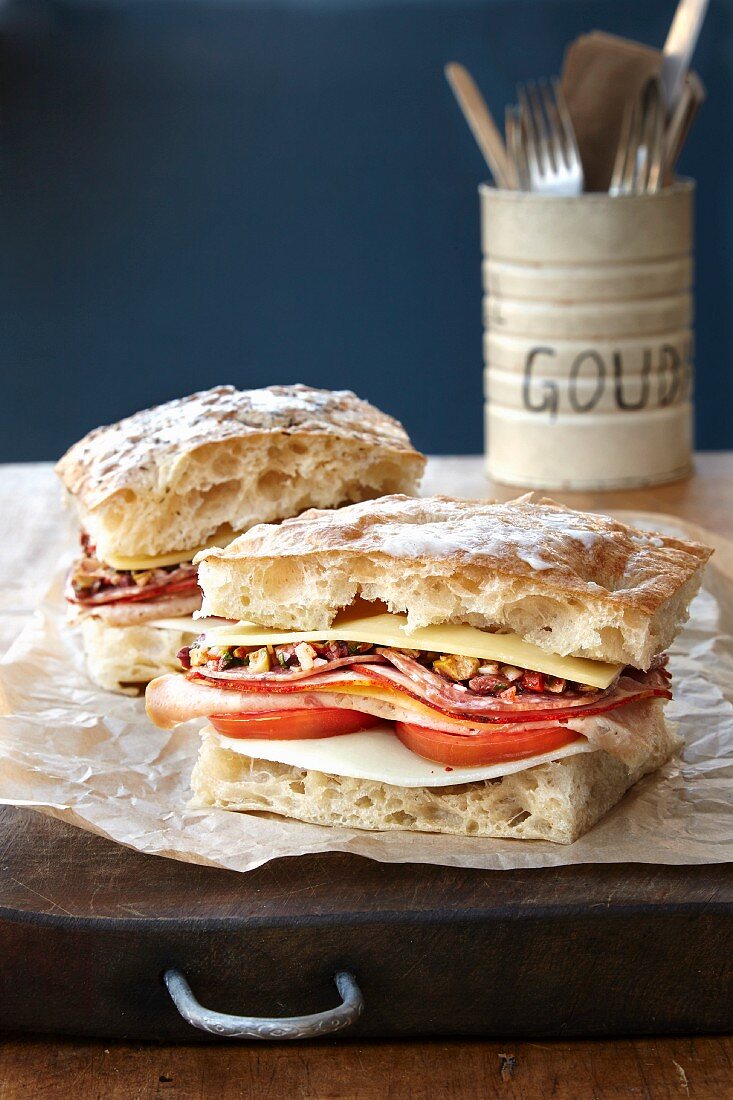 Muffuletta Sandwich mit Wurst, Käse und Tomaten