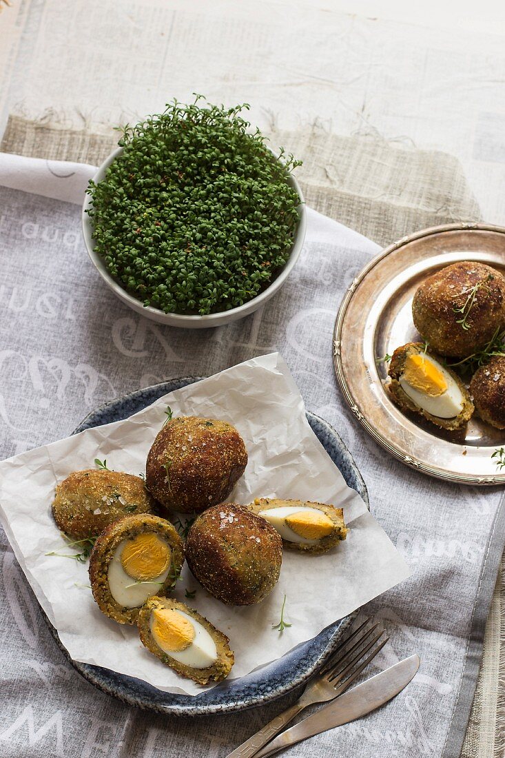 Falafel Scotch Eggs mit Kresse