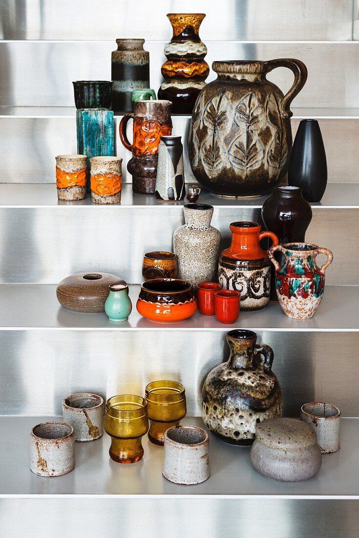 Sammlung von alten Vasen aus den Siebzigern im Metallregal