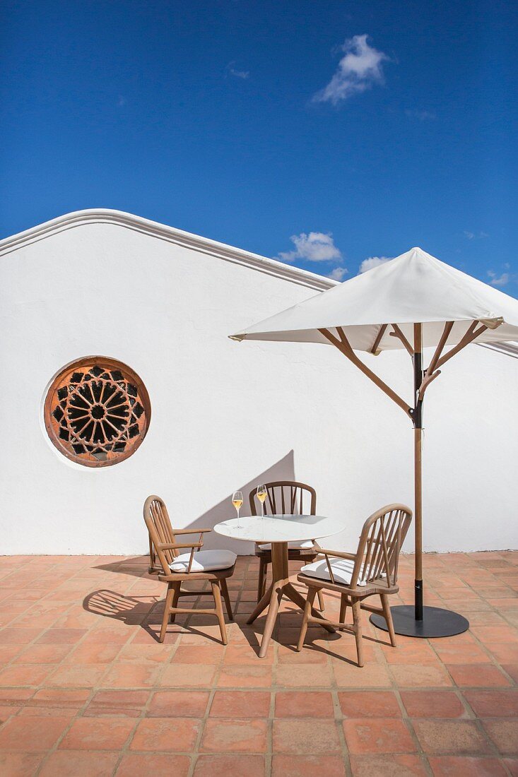 Sitzplatz auf der Dachterrasse unterm blauen Himmel