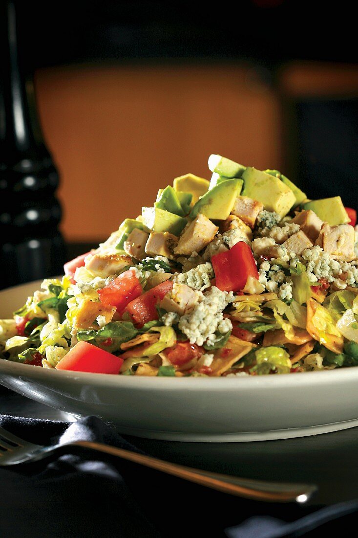 Salat mit Avocado- und Paprikawürfeln