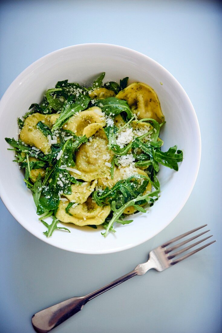 Tortellini mit Rucola und Parmesan (Aufsicht)