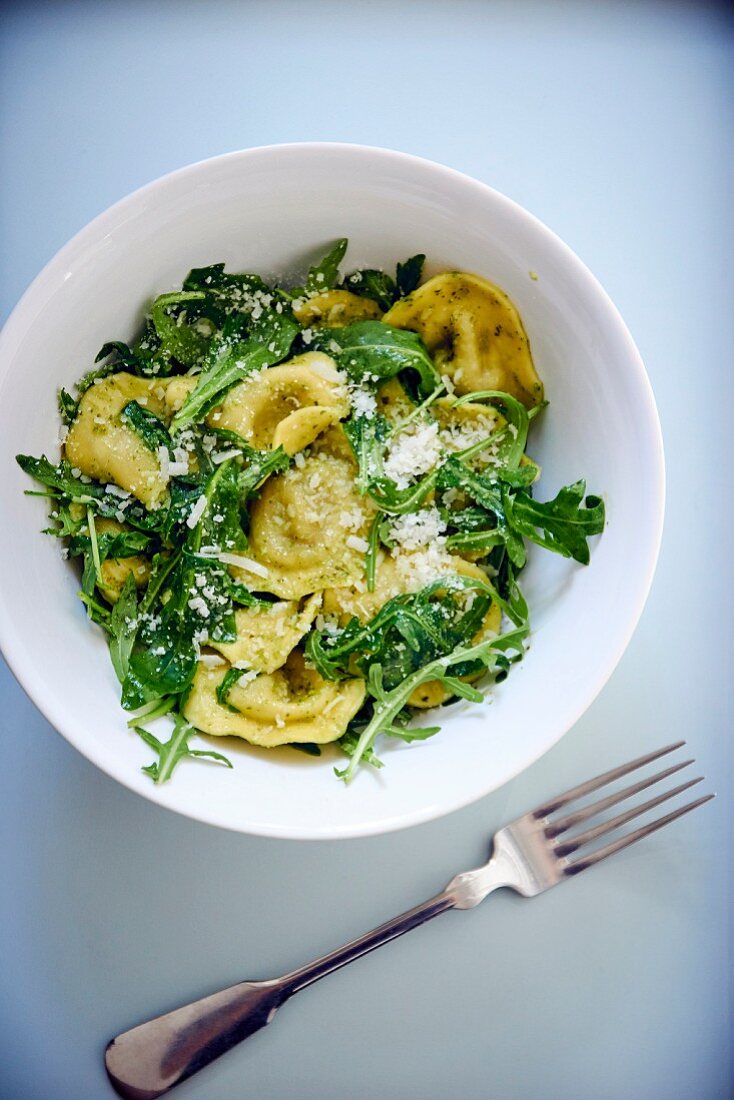Tortellini with rocket and parmesan (seen from above)
