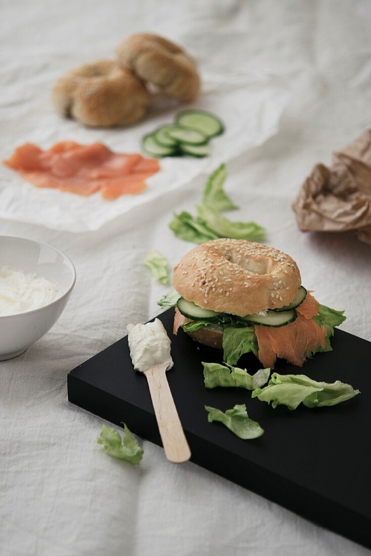 Lachsbagel mit Gurke, Salat und Frischkäse