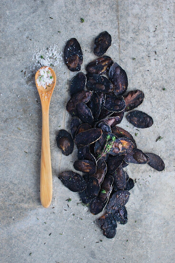 Blue potato crisps with sea salt and thyme (seen from above)